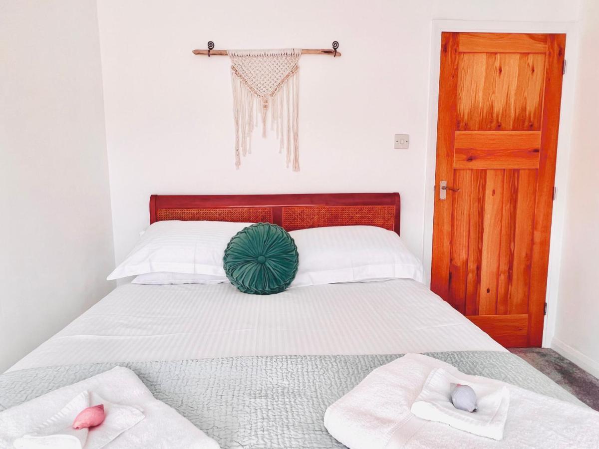 Gordy Hall -sea Facing Welsh With Stunning Views *