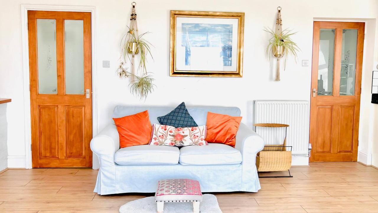 Gordy Hall -sea Facing Welsh With Stunning Views Holiday home Pendine